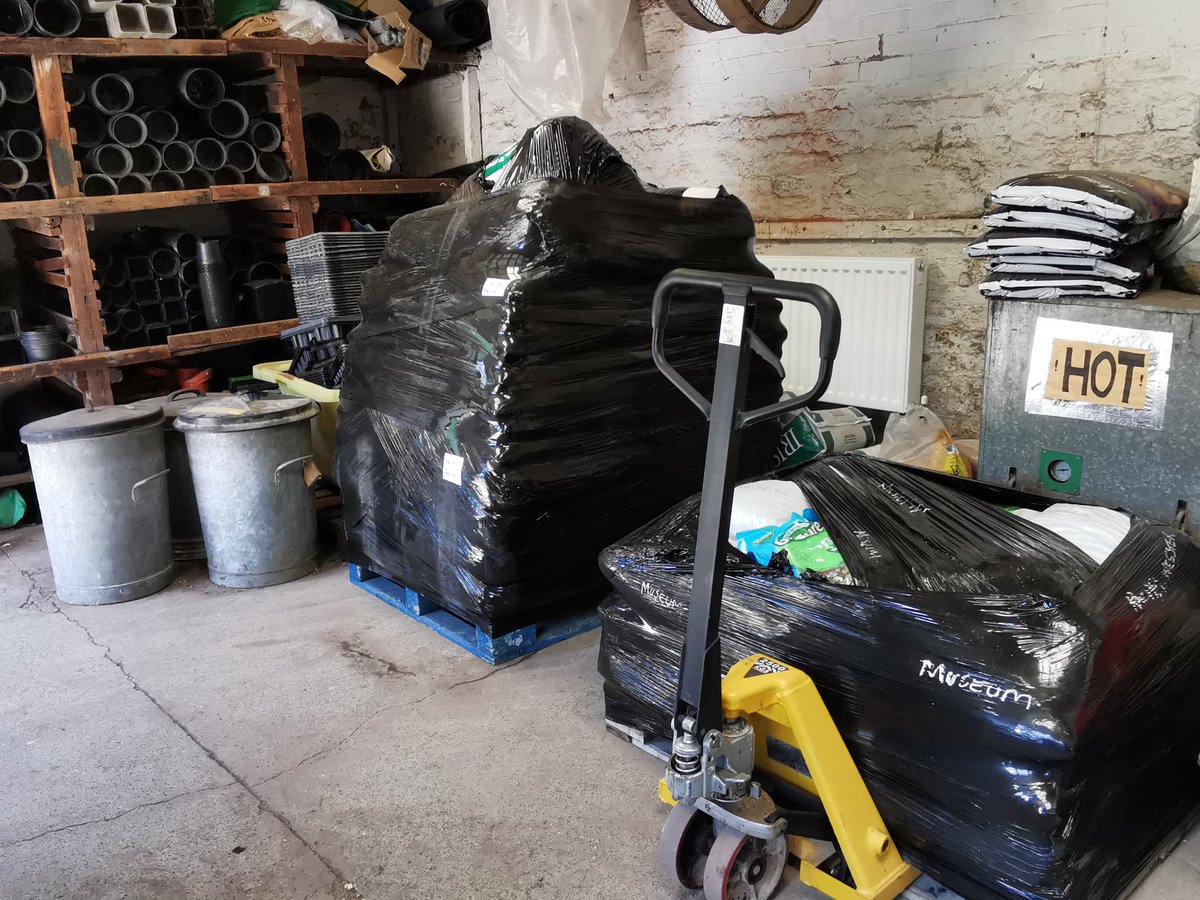 Aristolochia's tweet photo. Earnt some storage space in the potting shed the hard way, but at least lunchtime in the garden is a nice reward! #lostgardensoffallowfield https://t.co/1EpnKpHBBN