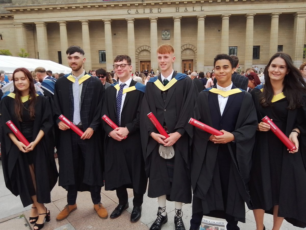 AbertaySci's tweet photo. Many congratulations to our graduating science students celebrating today! #graduation2022 #AberYay #BeAbertay https://t.co/JlJnvL3UWR