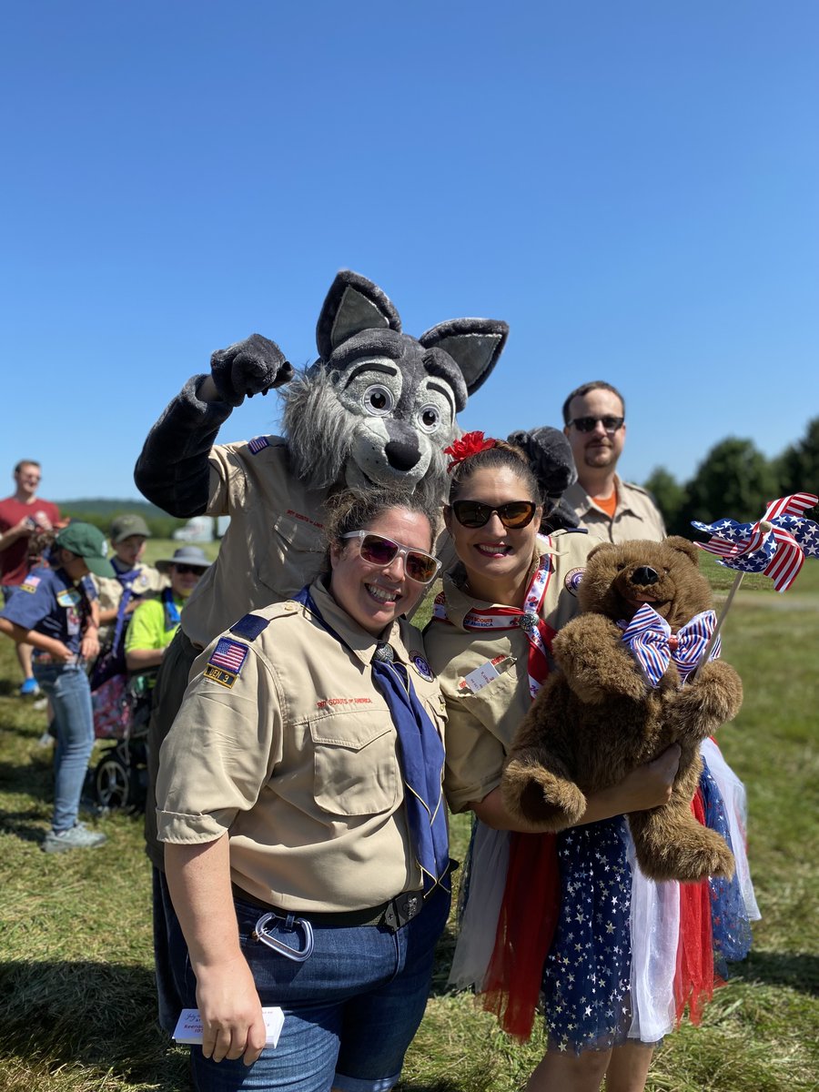 gcmarshall_org's tweet photo. Did you see our float in the Leesburg July 4th Parade? Marshall’s car was escorted by members of the scout troops GCMIC sponsors. Thanks to Pack 982, Pack 1154, Troop 998, Troop 1154 and Troop 1666 for walking in the parade with us!
#gcmic https://t.co/R7Vd0HRgz9