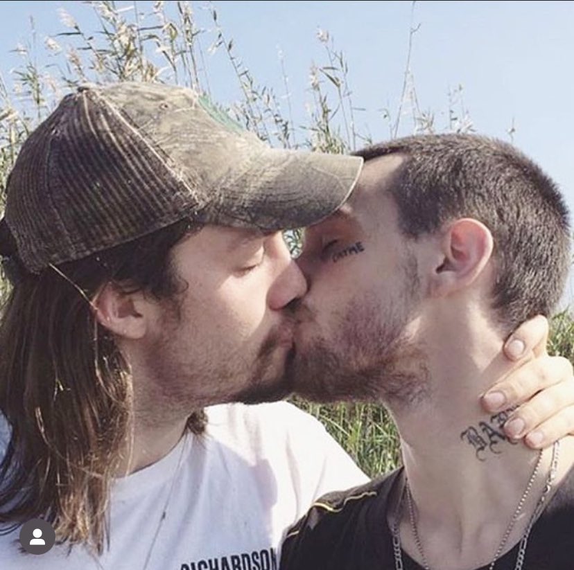 Pop Tingz on Twitter: "Old photos of Lana Del Rey's new boyfriend, Jack  Donoghue, are currently circulating the internet. Fans are questioning the  photos which include Donoghue tongue kissing a dog and