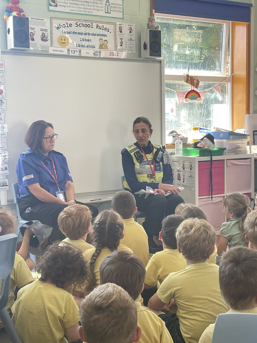 We had some visitors from <a href="/WoldsSthPolice/">Horncastle, Spilsby & Woodhall Spa Police</a> with <a href="/mapleclass2/">mapleclass</a> today! They talked about their jobs and how they help us! 👮 🚔