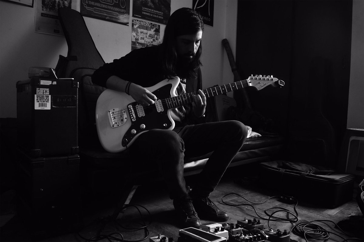 renatonomas's tweet photo. Recta final en la grabación del segundo disco de @lesionoficial ¡Auxilio, me desmayo! Foto de oro por @sstpg 🖤📸💚

#fender #jazzmaster #ecoestudio https://t.co/WG9I5LAKX6