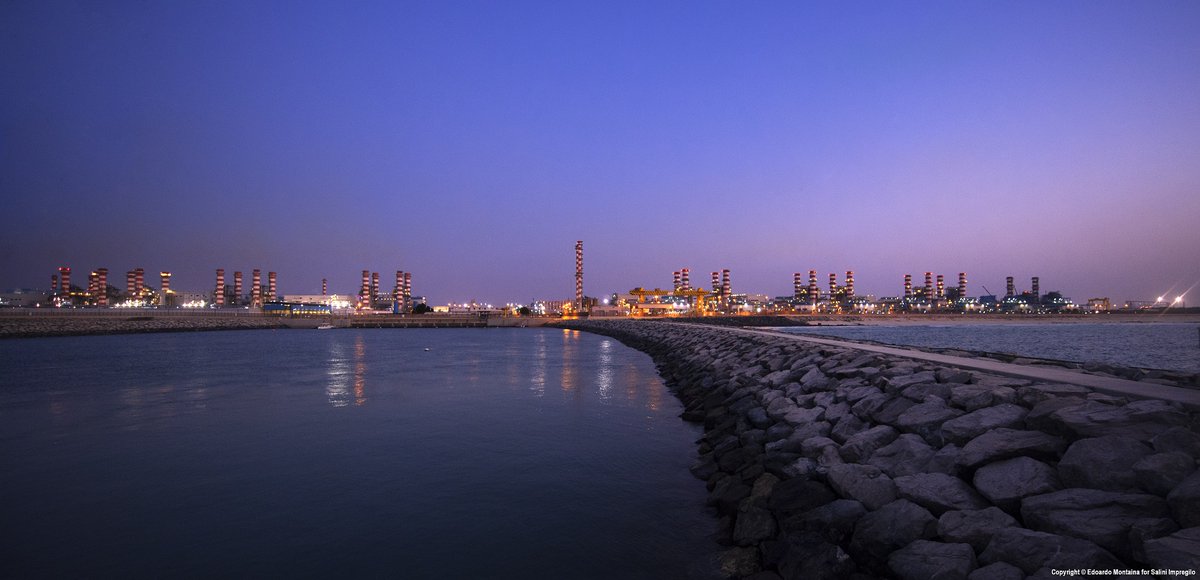 Webuild_Group's tweet photo. #Dubai, città nel deserto: #dissalazione per superare scarsità #acqua. Qui #JebelAliM è uno degli impianti di #dissalazione più iconici e grandi al mondo:
💧realizzato da #Fisia #WebuildGroup
💧636mila m3 di acqua generati ogni giorno
💧2,5mln di persone servite
#AcquaPerLaVita https://t.co/hO9lZVFNKd