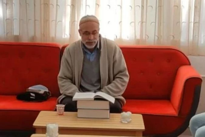 BU YOBAZ PİSLİĞİ AÇIĞA ALMAK YETMEZ , HAPİSEDİLMESİ DE LAZIM .😡
Sağlıkçılar için 'öldürmez misin?' diyen imam açığa alındı... Zahmet oldu!
Konya'da Dr. Ekrem Karakaya'nın katledilmesinin ardından grev yapan sağlık çalışanlarını hedef alan imam açığa alındı.