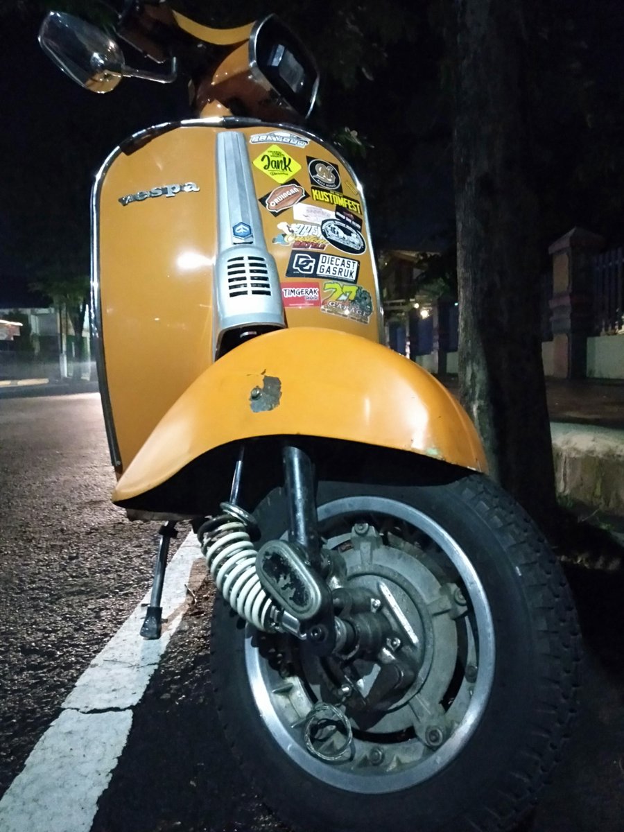 diditfth's tweet photo. Efek gas²an ga faham kondisi jalan
Ketemu lobang segede gaban😅
Shockbreaker langsung shock beneran 😂
@TweetVespa @VespananBos @Saudara_Vespa @Txtfromscooter https://t.co/7xzgyVFZul
