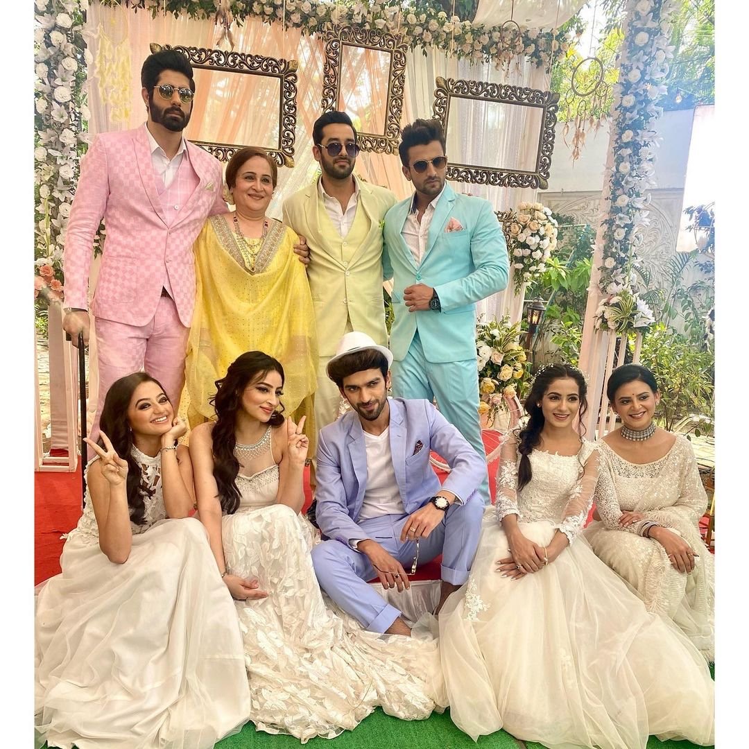 The team that created wonders by itself. The family that had so much to offer: be it suspense, be it romance and be it plans! Loved the way everyone acted their characters effortlessly!

#Riansh #IshqMeinMarjawan2 #RrahulSudhir #HellyShah 
 
GLORIOUS TWO TO IMMJ II
