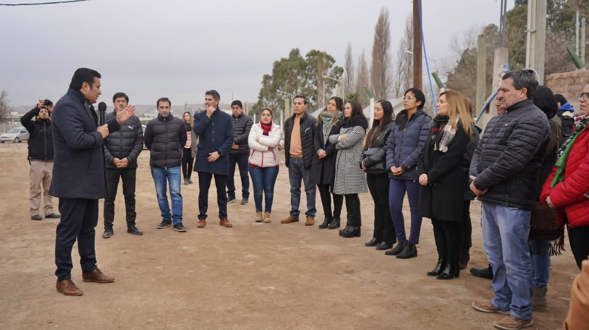 claudominguez02's tweet photo. Hoy el gobernador @OmarGutierrezOk entregó vehículos para ser utilizados en Registros Civiles, en el Centro de Atención a la Víctima y en la subsecretaría de Gobierno. #JuntosPodemosMás https://t.co/RNhNLAt1UF