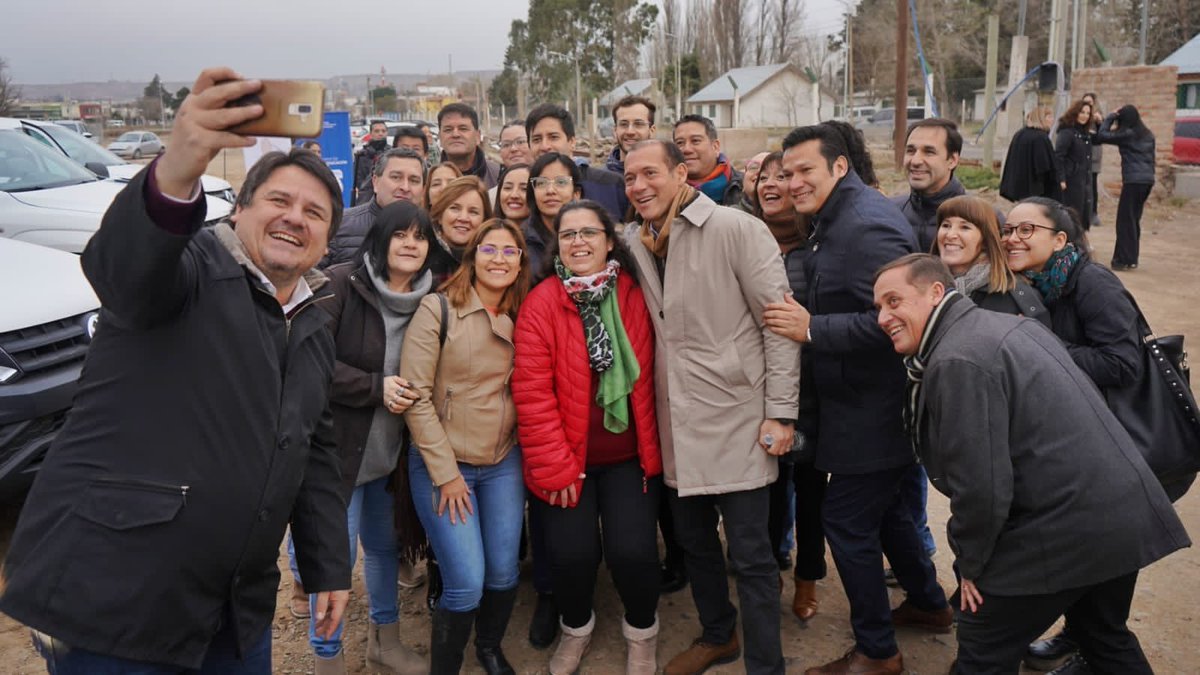 claudominguez02's tweet photo. Hoy el gobernador @OmarGutierrezOk entregó vehículos para ser utilizados en Registros Civiles, en el Centro de Atención a la Víctima y en la subsecretaría de Gobierno. #JuntosPodemosMás https://t.co/RNhNLAt1UF
