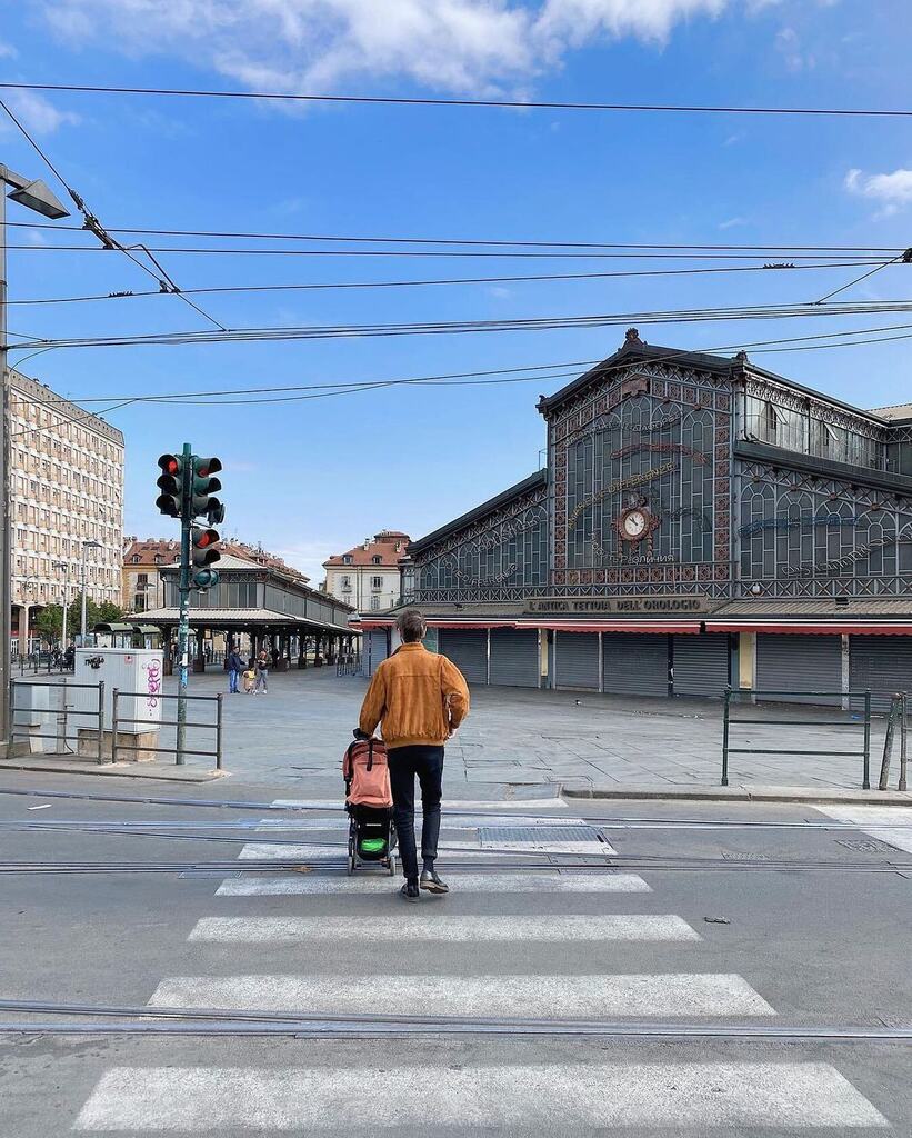 📍Porta Palazzo

Chissà quante storie potrebbe raccontare questa piazza. E chissà da quante persone è stata attraversata.

📸 foto di <a href="/bianca_gege/">Eugi Angelini</a>

🔍 selezionato da @_gabriellabruzzone

#⃣ usa #igerstorino, #instagramerstorino, #humansofturin e tagga <a href="/igerstorino/">Instagramers Torino</a> nelle tue più…