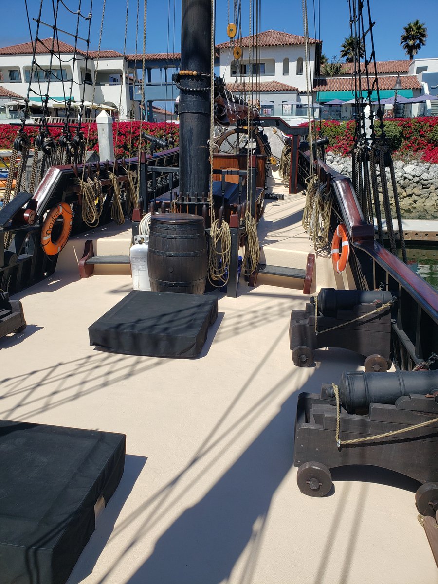 FantasySci's tweet photo. Hung out with Cap'n Dan and his homemade Pirate Ship. https://t.co/ePLDRw86WE