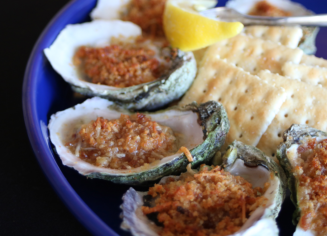 LunasEatDrink's tweet photo. We serve two types of #oysters, raw and Southern Parmesan topped with cornbread crumbles, Parmesan cheese, bacon and garlic butter then baked to perfection. What’s your choice? #onthehalfshell #orangebeachrestaurants #orangebeachdining #coastaldining https://t.co/dyw8tlVtOU