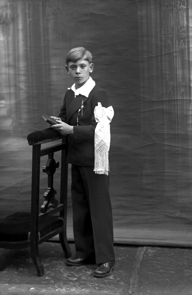 reseaudesmusees's tweet photo. /#QECO la réponse/
Pour recevoir le #sacrement #catholique de la Première #communion, la jeune fille portait une tenue blanche (dont cette aumonière du @MAHG_Granville), telle une petite #mariée. Le garçon ajoutait un brassard blanc. Pour 👀 ces objets : https://t.co/RJbPMTgiN5 https://t.co/B8hClwZXSx
