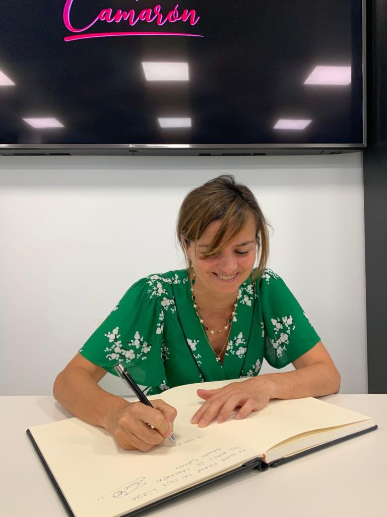 Muy agradecida. Un placer firmar en el libro de honor del Museo Camarón.