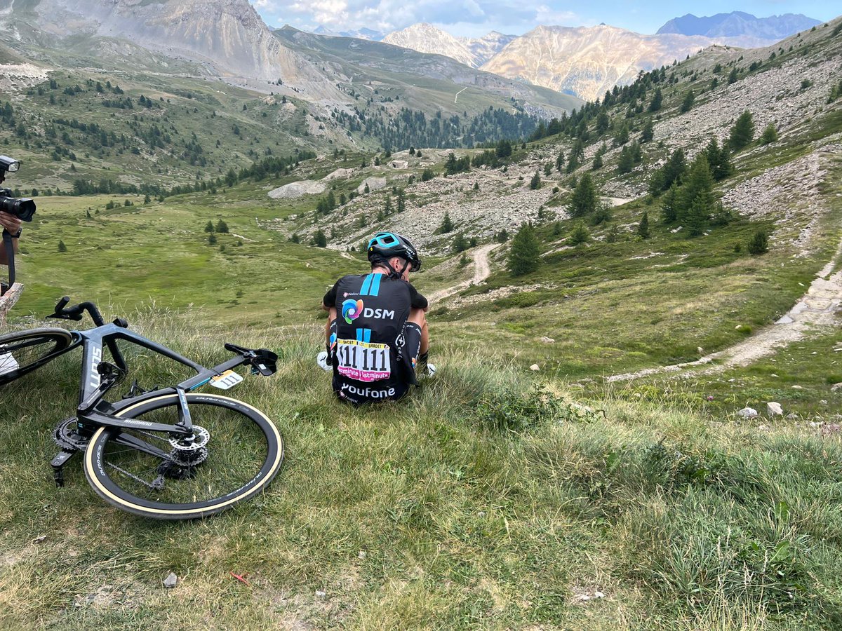 LeTour's tweet photo. An incredible effort from 🇫🇷 @romainbardet 

Un effort incroyable de 🇫🇷 @romainbardet 

#TDF2022 https://t.co/AFRmrI9qiS