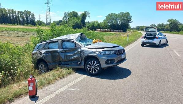 Telefriuli1's tweet image. 𝗦𝗰𝗼𝗻𝘁𝗿𝗼 𝘁𝗿𝗮 𝗱𝘂𝗲 𝗮𝘂𝘁𝗼 𝗮𝗹𝗹'𝗶𝗻𝗰𝗿𝗼𝗰𝗶𝗼, 𝘂𝗻𝗮 𝗳𝗶𝗻𝗶𝘀𝗰𝗲 𝗻𝗲𝗹 𝗳𝗼𝘀𝘀𝗼
Incidente nel primo pomeriggio di oggi a Colloredo di Prato
telefriuli.it/cronaca/scontr…
#incidente #colloredo #colloredodiprato