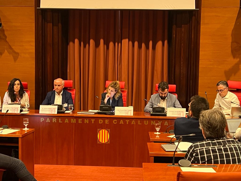 CambraBCN's tweet photo. La presidenta de la #CambraBCN @MonicaRocaA compareix al @parlamentcat per presentar el projecte #FabCat amb altres impulsors de la iniciativa.
🏭 L'objectiu és atreure a Catalunya una inversió per obrir una fàbrica de microxips a través del #PERTE dels semiconductors. https://t.co/ivj4zTMDxq