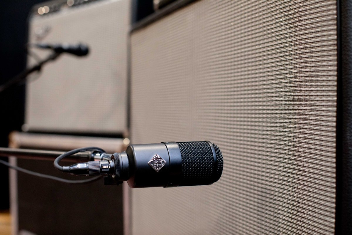 The M82's built-in, independently switchable two-band equalizer makes it an extremely versatile dynamic microphone, perfect for tailoring the tone of a drum, voice, amplifier, or instrument right at the source. #telefunken #telefunkenmics #M82