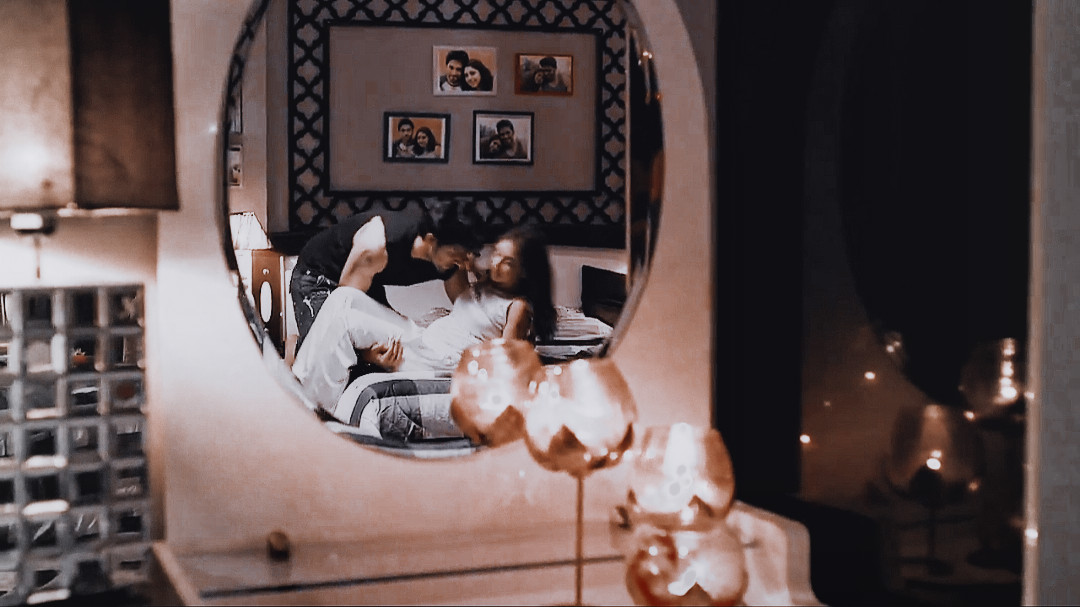 auroravibesx's tweet photo. his room was aesthetic af w the frames and candles. how come i didn't notice????? https://t.co/3WnxfqQd68
