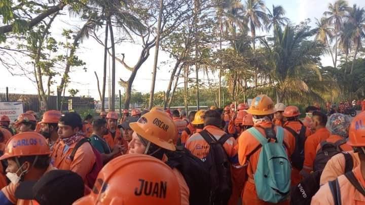 Mar_Escandon's tweet photo. Despiden injustificadamente a trabajadores de la #refineríaolmeca de #DosBocas  #Tabasco los inconformes argumentan que no les notificaron de la finalización de su contrato  ni de su finiquito, tampoco les han pagado los días laborados correspondientes al mes de #julio #Samsung. https://t.co/8vrhx55kR9