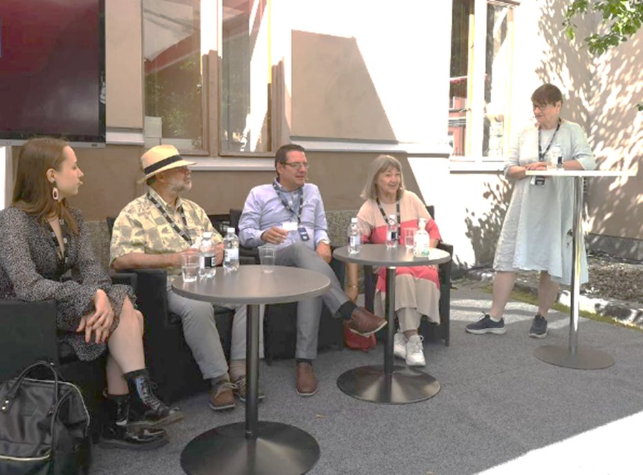 Ilmastoisovanh1's tweet image. "Jos jossain, niin meillä on yhteinen vastuu sekä ilmaston suojelussa että luontokadon ehkäisyssä. Vastuusta kiistelemisen voisi lopettaa", totesi 
@ReettaMeri @aktivistimummot @Ilmastoisovanh1 #SuomiAreena. Mukana Julia Liljegren, @ismoulvila @MattiNummelin juontajana @iilappa