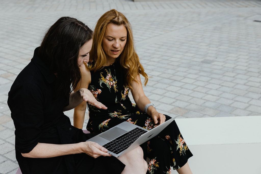 Ganz viel Körpersprache - nicht nur in Fotos, sondern auch im passenden Podcast <a href="/talking__bodies/">Talking Bodies podcast</a>! Jana und Silva entdecken und erklären Alltagsphänomene wie Begrüßungen, an der Kasse stehen oder metaphorische Sprache, die zunächst ganz simpel daher kommen. 
P: ⁠Joerg C Jasper