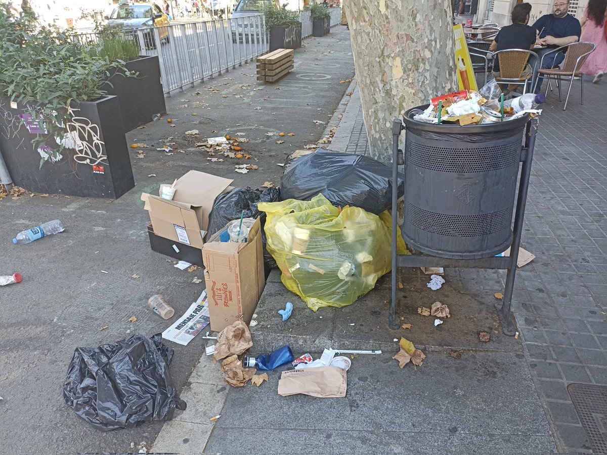 jm_clavero's tweet photo. Barcelona, avui. Plaça Universitat i carrer Pelai
El concepte de "neteja" que tenen els Comuns en imatges https://t.co/RIbXILU5Jt