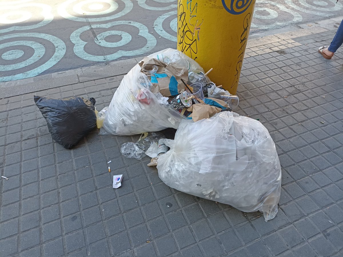 jm_clavero's tweet photo. Barcelona, avui. Plaça Universitat i carrer Pelai
El concepte de "neteja" que tenen els Comuns en imatges https://t.co/RIbXILU5Jt