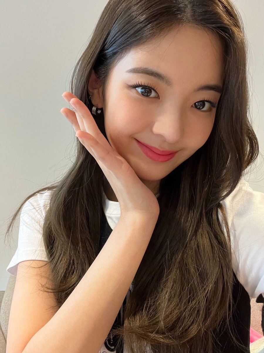 liarchive's tweet photo. SHE'S SO PRETTY https://t.co/gUGya5OFwh