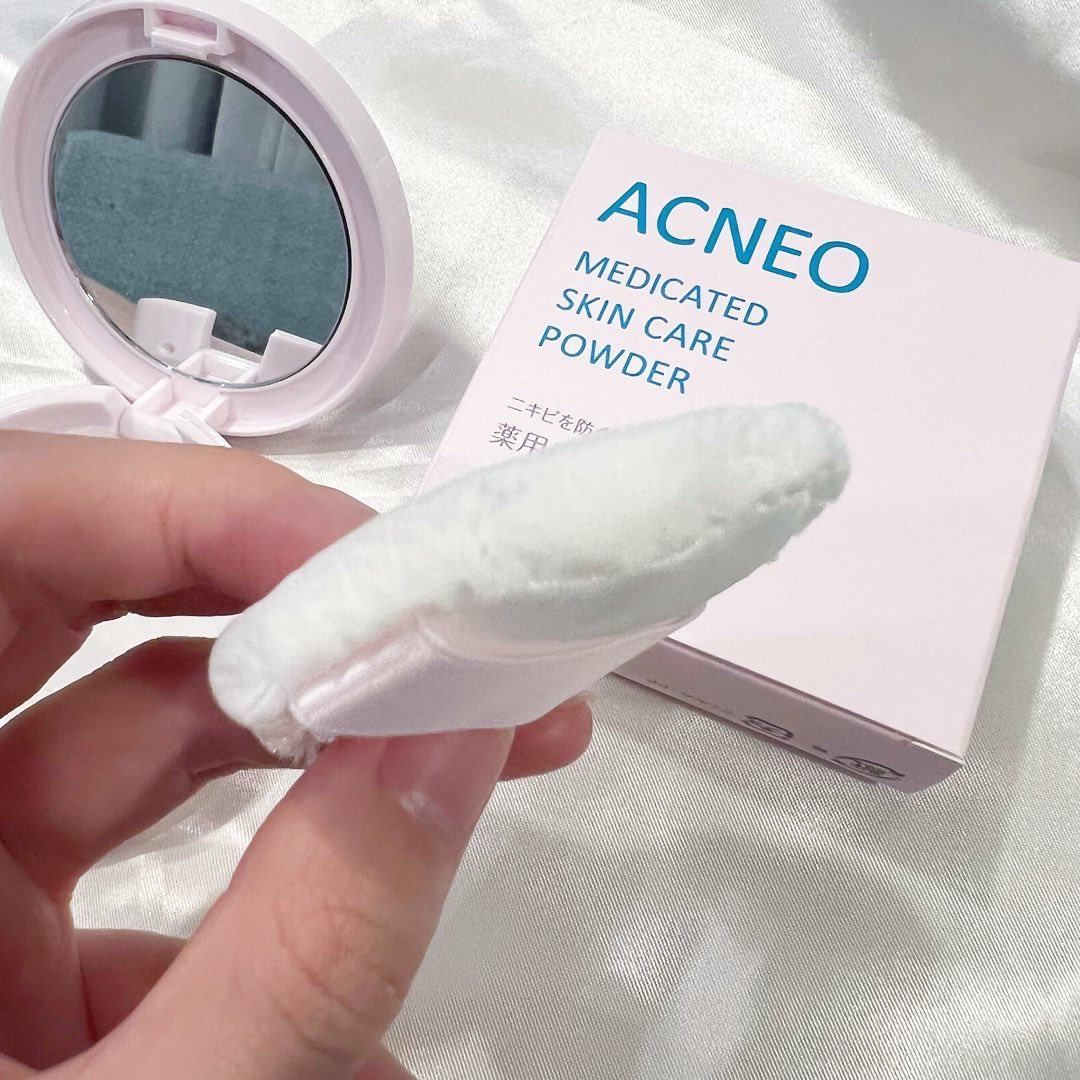 solko9248's tweet photo. ♡アクネオ
♡薬用スキンケア パウダー

こちらは朝も夜もスキンケアの最後に
使うのがポイントꪔ̤̮ ෆෆ ̖́-

テカリやすいTゾーンに使用したり、
デコルテに使用したり、
日によっていろいろな
使い方をしています✩.*˚

#アクネオ薬用スキンケアパウダー
#ACNEO　#ニキビ予防　#PR https://t.co/VQXSxSd5Mc