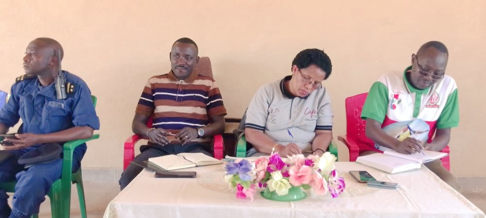 burungaProvince's tweet photo. 2) En zone #Mugeni de #KayogoroCom,le Gouverneur a demandé aux administratifs à la base de se préparer à la plantation des arbres et tracer des courbes de niveau et y planter des herbes fixatrices afin de trouver l'aliment du bétail et retenir l'eau de ruissellement. https://t.co/TMmuLIanom