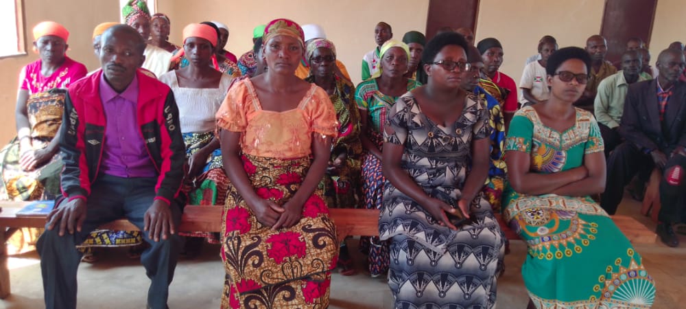 burungaProvince's tweet photo. 2) En zone #Mugeni de #KayogoroCom,le Gouverneur a demandé aux administratifs à la base de se préparer à la plantation des arbres et tracer des courbes de niveau et y planter des herbes fixatrices afin de trouver l'aliment du bétail et retenir l'eau de ruissellement. https://t.co/TMmuLIanom