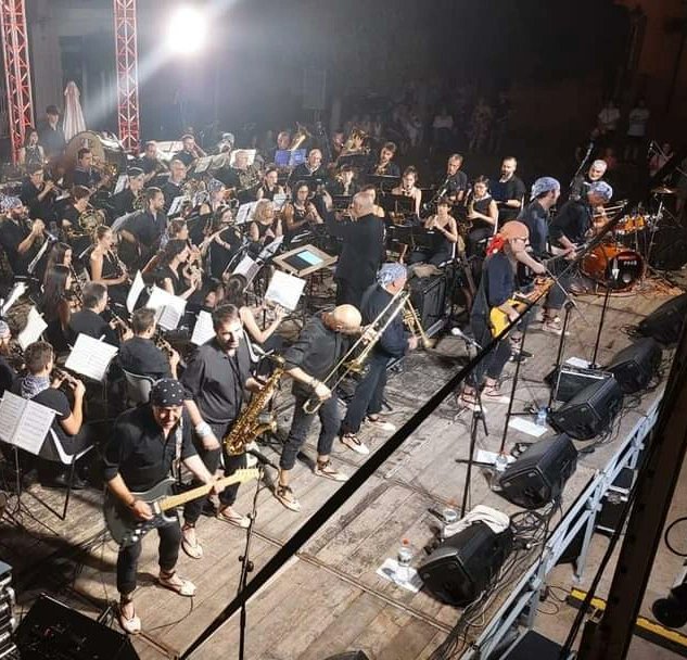 julioelsant's tweet photo. Ahir a L'Eliana, ho vam passar molt bé !!!! 😎🎶🎸🎼🤘
#bajoquetarock https://t.co/avfuvu2hmy