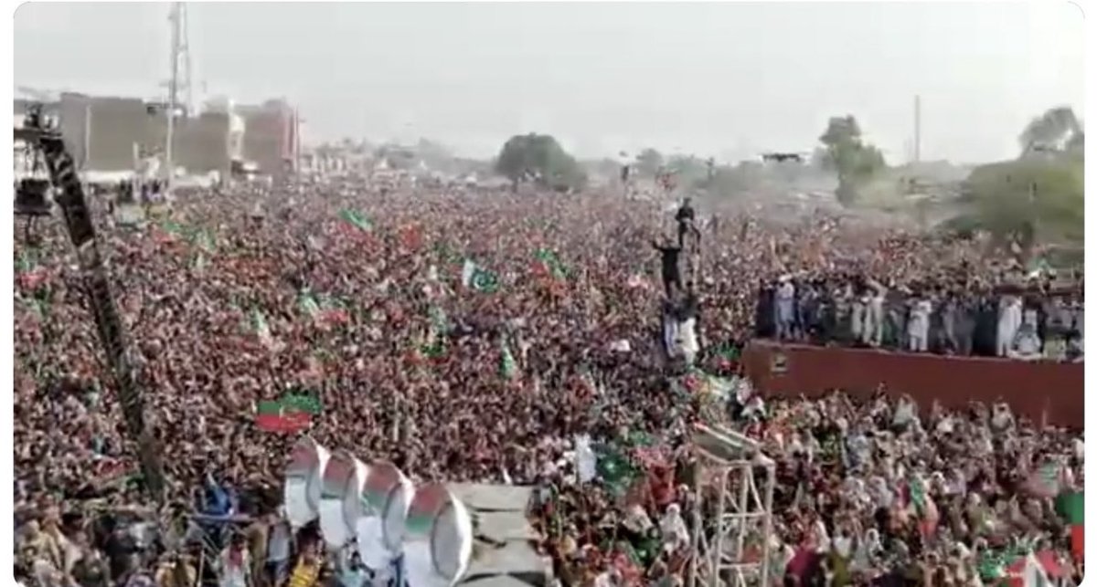 marumaria777's tweet photo. Imran khan is in tune with most Pakistanis today. Here he is yesterday in #Bhakkarjalsa addressing huge & massive crowds. They came because he represents their hopes and he has a plan. The plan is 'a revolution through the ballot box'.
#Pakistan #VoteOnJuly17 @ImranKhanPTI https://t.co/4KJyO5yYB0