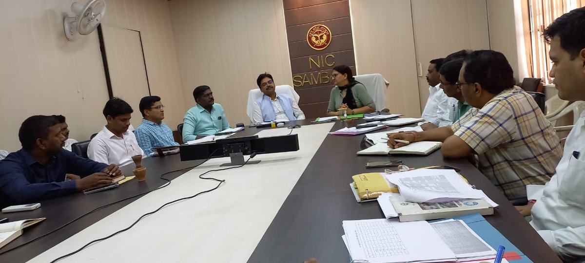 DmSambhal's tweet image. कैच द रेन के अंतर्गत जल शक्ति मंत्रालय की केंद्रीय टीम के सदस्य श्री गौरव एच. गुप्ता व श्री एस. प्रकाश एवं  सीडीओ की अध्यक्षता में बैठक आयोजित की गई। संबंधित को आवश्यक दिशा निर्देश दिए। @CMOfficeUP @UPGovt @InfoDeptUP  #CatchTheRain #WaterConservation #SustainableDevelopmentGoal6