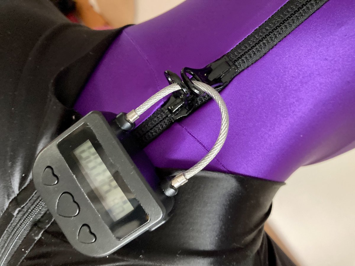 zentaihk's tweet photo. #zentai #locked #ゼンタイ
#全身タイツ #timerlock #全包緊身衣 https://t.co/O6aK48KWal