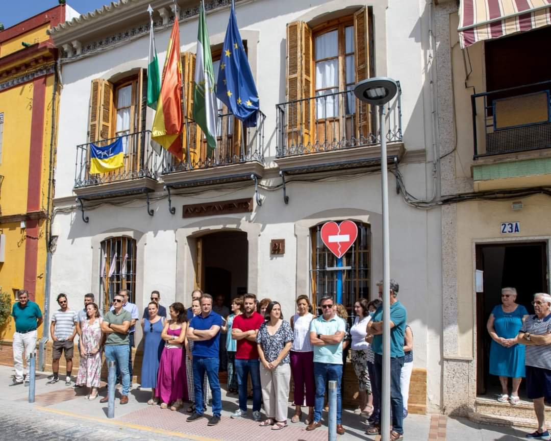 Hoy se ha guardado cinco minutos de silencio en el Ayuntamiento de <a href="/MairenaAljarafe/">Mairena del Aljarafe</a>, en recuerdo y homenaje a #MiguelÁngelBlanco y a todas las Víctimas del Terrorismo 

#25AñosMiguelÁngelBlanco #MemoriaDignidadyJusticia