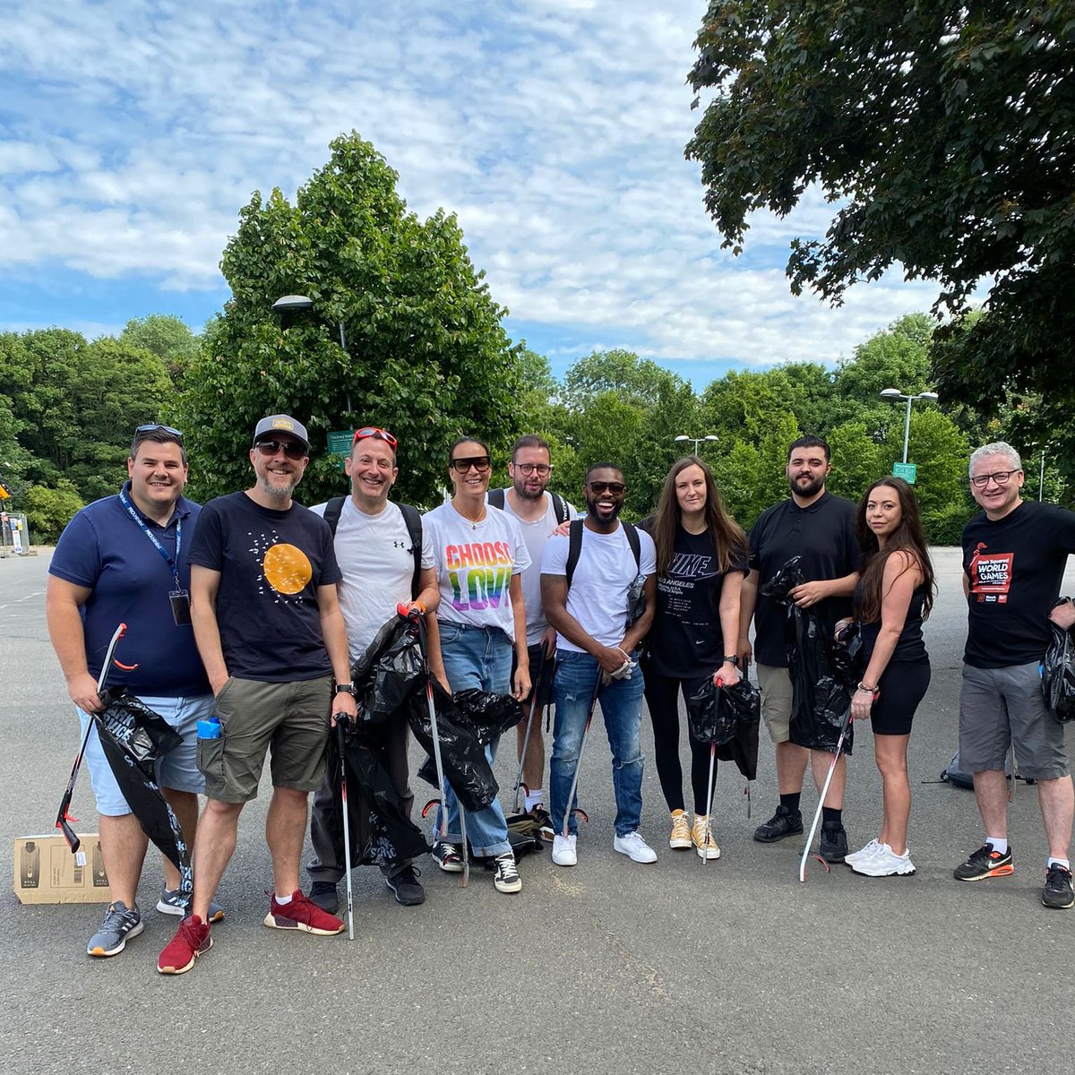 APSCo_Outsource's tweet photo. We went #LitterPicking in London this morning with members & Trusted Partners as part of our RepComm's commitment to #ESG this year.
Thank you to our volunteers and our sponsors #6CATSPRO for providing well needed refreshments and lunch.
#APSCoOutSource #LitterPicking https://t.co/uYh2JN23d2