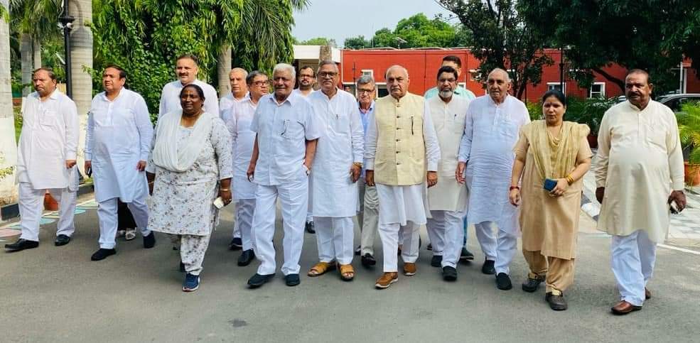 BBBatra's tweet photo. प्रदेश मे लगातार बिगड़ती कानून व्यवस्था,भ्रष्टाचार व जनआंदोलनों को पुलिसिया बर्बरता से दबाने के ख़िलाफ़ आज नेता प्रतिपक्ष चौधरी @BhupinderShooda ज़ी व @INCHaryana अध्यक्ष @INCUdaiBhan जी के नेतृत्व मे कांग्रेस विधायक दळ द्वारा महामहिम राज्यपाल ज़ी को ज्ञापन सौंपा गया !! https://t.co/tpmyKkGgQu