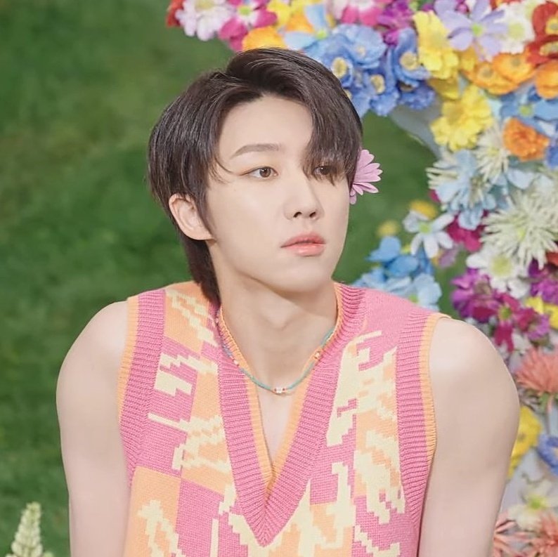 i'm so amazed how minghao can pull long ass coats but at the same time sleeveless clothes LIKE HOW