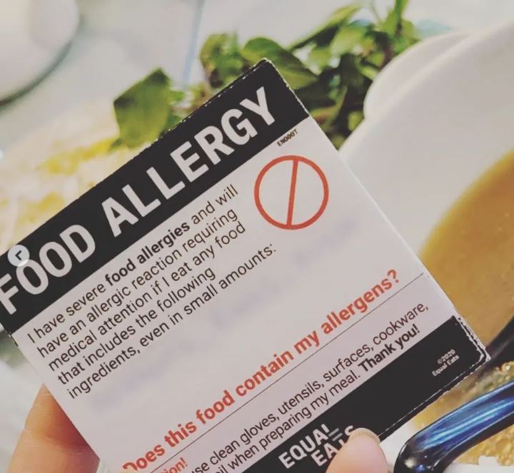 People with food allergies love this @equal_eats allergy note when eating out!  hypefoodie.com/cooking/eating…