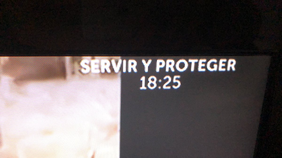 Me meo!! que han puesto una mosca en pantalla diciendo a qué hora emiten la serie.. 😂 se ve que los responsables nos leen por aquí y saben que estamos hasta los cojines de tanto cambio y mareo #ServiryProteger