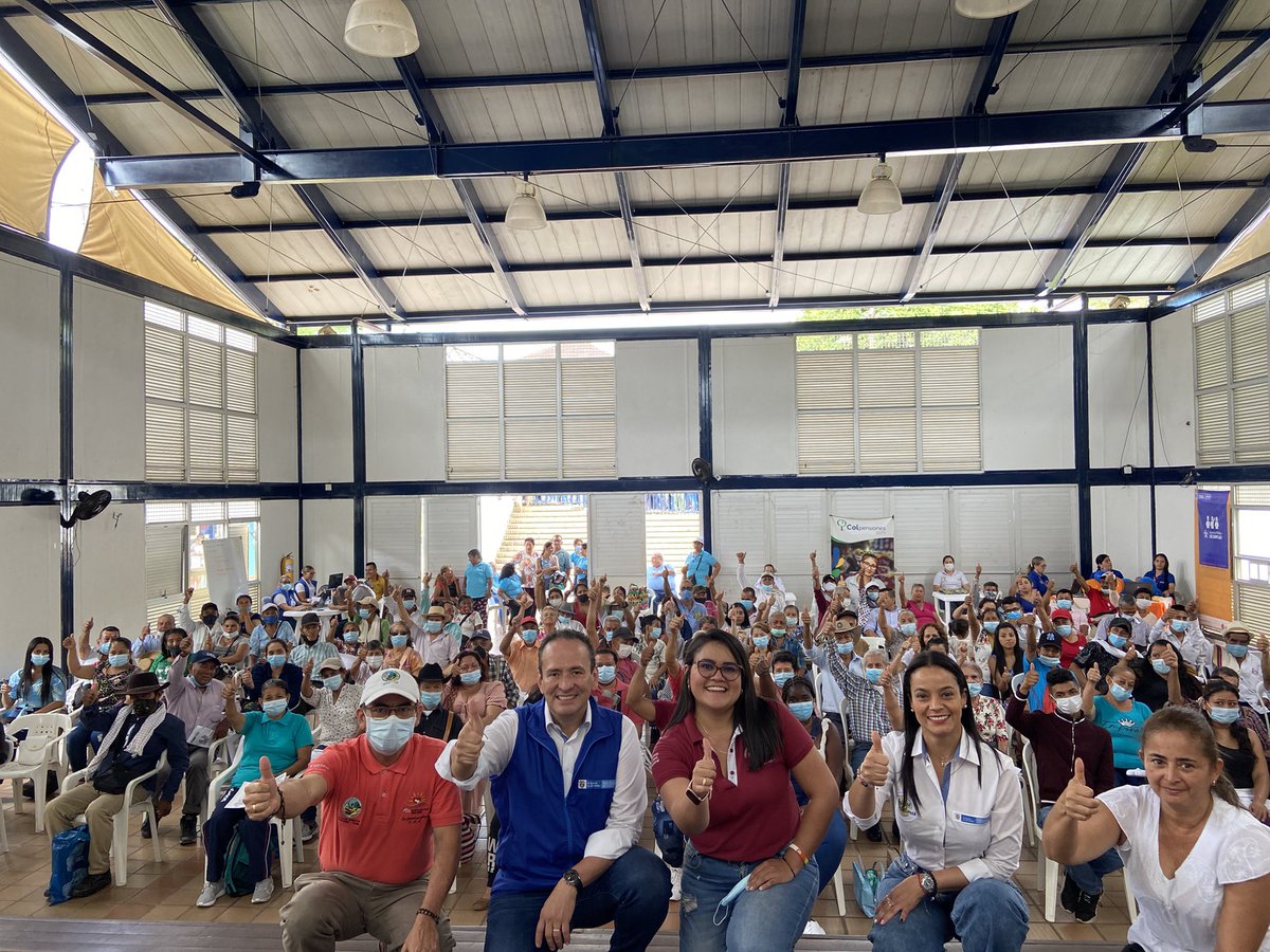 Percibimos la gratitud de cientos de chaparralunos durante la jornada de la <a href="/UnidadVictimas/">Unidad para las Víctimas</a> en #Chaparral que contó con una inversión cercana a los $1.157 millones en entrega de cartas de indemnización y Esquemas de Acompañamiento Familiar. #EsConHechos