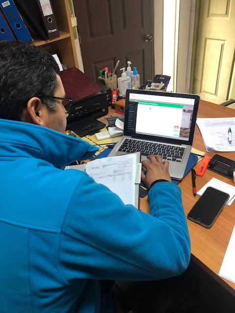 fpymemaule's tweet photo. La empresa Olimaule, vende aceite de oliva y productos para tu mesa.
Su dueño Rodrigo Palacios nos recibió en Colbún para conversar sobre sus necesidades tecnológicas, en la visita le entregamos el servicio Control de Inventario
Conoce su tienda virtual https://t.co/clYMu2SnR1 https://t.co/Pfsi6PzlDU
