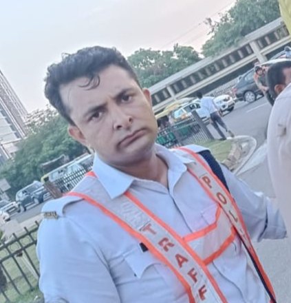 aviral_sunil's tweet photo. ग्रेटर नोएडा के सूरजपुर घंटा चौक के समीप एक लुटेरे ने महिला से पर्स लूट लिया। भाग रहे लुटेरे को वहां मौजूद ट्रैफिक पुलिसकर्मी ने करीब एक किलोमीटर तक पीछा करकर दबोचा लिया। शाबासी तो बनती है भाई। https://t.co/tCzTxboyL8