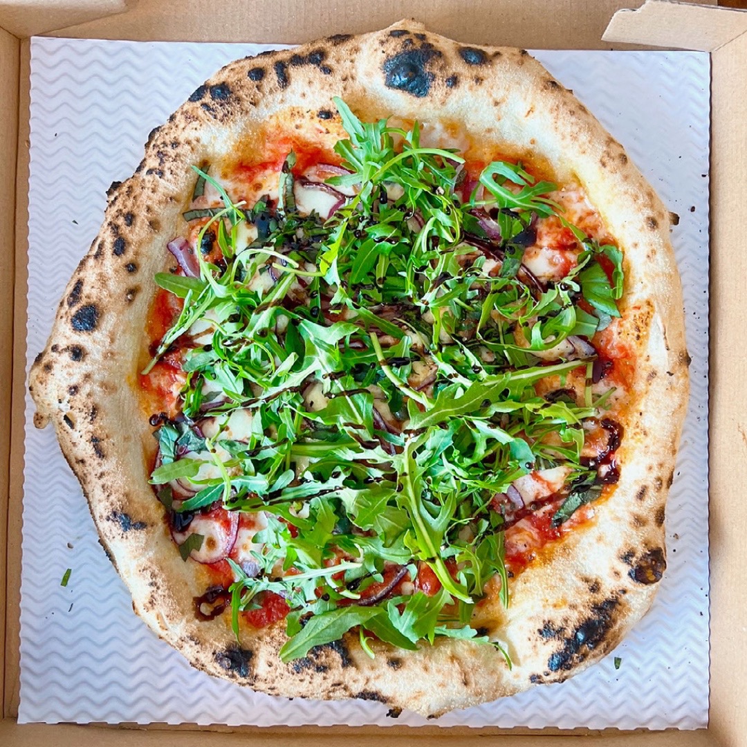 popsispizza's tweet photo. We are blown away by how much this pizza is selling. Our special 2 months ago remains, both vegan and regular versions. Our gorgeous dough topped with house marinara sauce, fresh garlic, capers, crunchy red onions, mozzarella and peppery rocket, drizzled with balsamic glaze 🤤🤌 https://t.co/tgQfxjbeKg