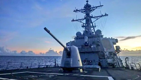 VanessaOrtizz's tweet photo. EEUU sigue provocando a China, ha cruzado la línea roja. El gobierno chino informa que expulsó un destructor estadounidense en el mar de la China Meridional. Despetar al Dragón es jugar con fuego https://t.co/MKRSv0Y2gK