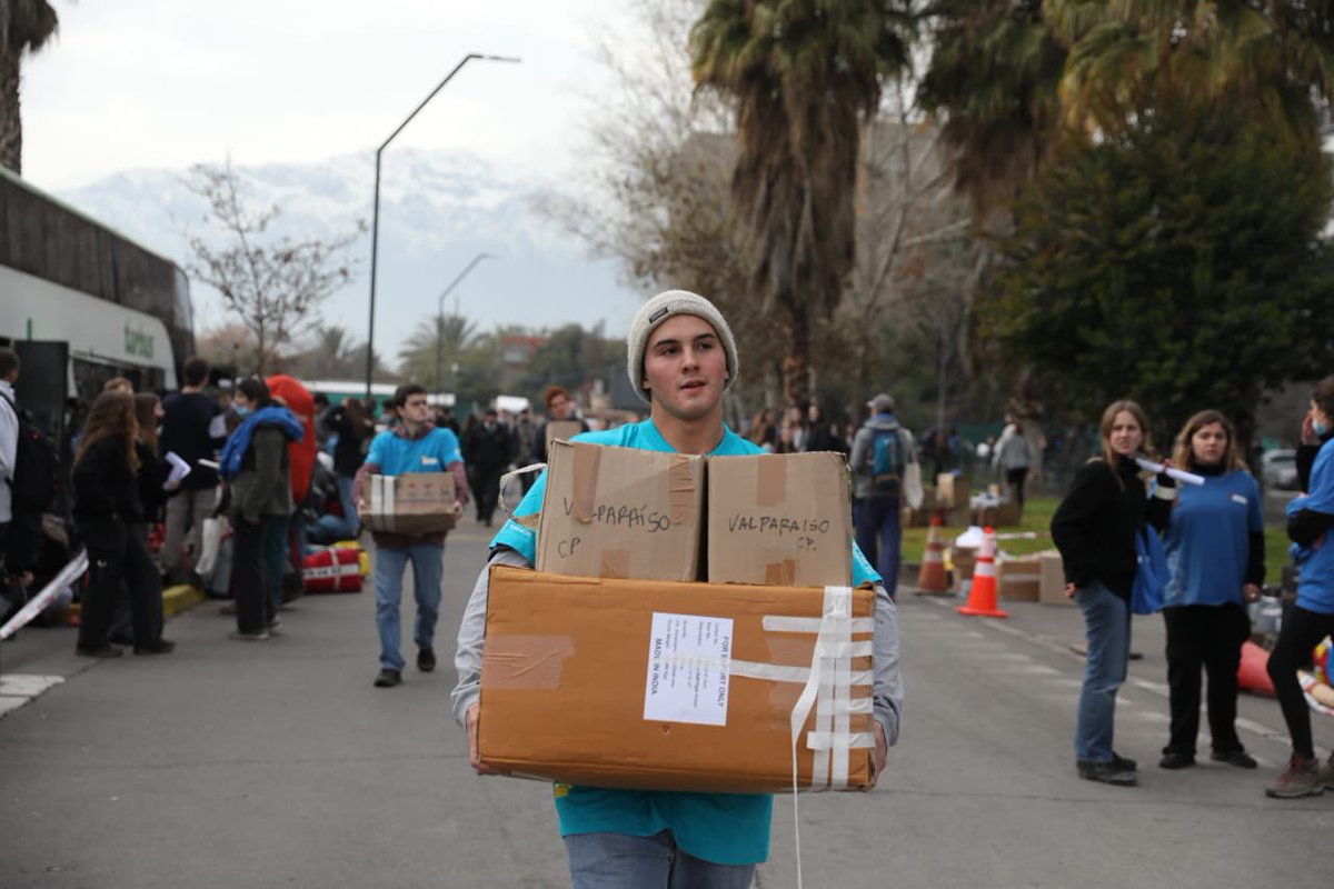 pastoraluc's tweet photo. Comienzan los preparativos para partir a misiones y trabajos de invierno de la #PastoralUC. Cerca de 1.500 jóvenes parten hoy a 52 lugares de Chile

@radioMariachile https://t.co/ea1RY1os67