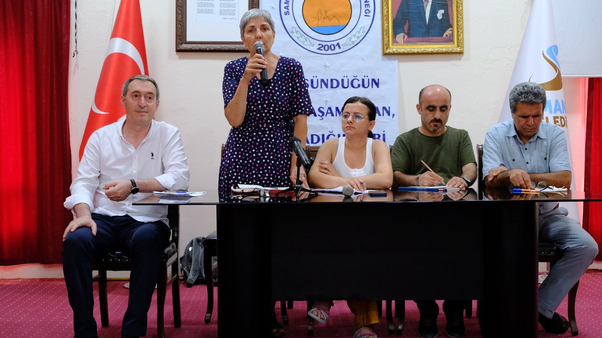 DernegiSamandag's tweet photo. SYKP MYK Üyesi Cansel Aslan'ın moderatörlüğünde SYKP Eş Genel Bşk. Cavit Uğur, HDP Eş Genel Bşk. Yrd. Tuncer Bakırhan, EMEP Genel Bşk. Yrd. Selma Gürkan ve SMF Sözcüsü Mahir Gürz'ün katılımıyla gerçekleştirdiğimiz "Demokrasi İttifakı ve Üçüncü Yolun İnşaası" paneli devam ediyor. https://t.co/hmKU1oyiGU
