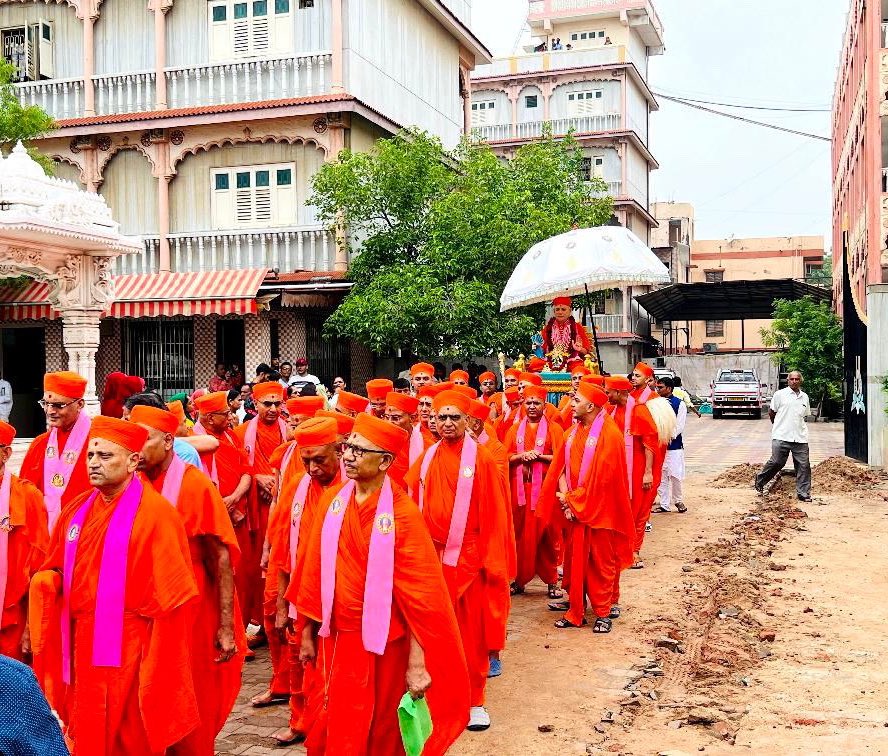 smspbIndia's tweet photo. At  @SGadiManinagar , devotees lovingly celebrate Guru Purnima, while remembering their Guru, Jeevanpran Shree Muktajeevan Swamibapa, On this auspicious occasion of Gurupurnima @smspbIndia Performed.

#smspbindia #AcharyaSwamijiMaharaj #swaminarayangadi https://t.co/tkYVo8zyIA