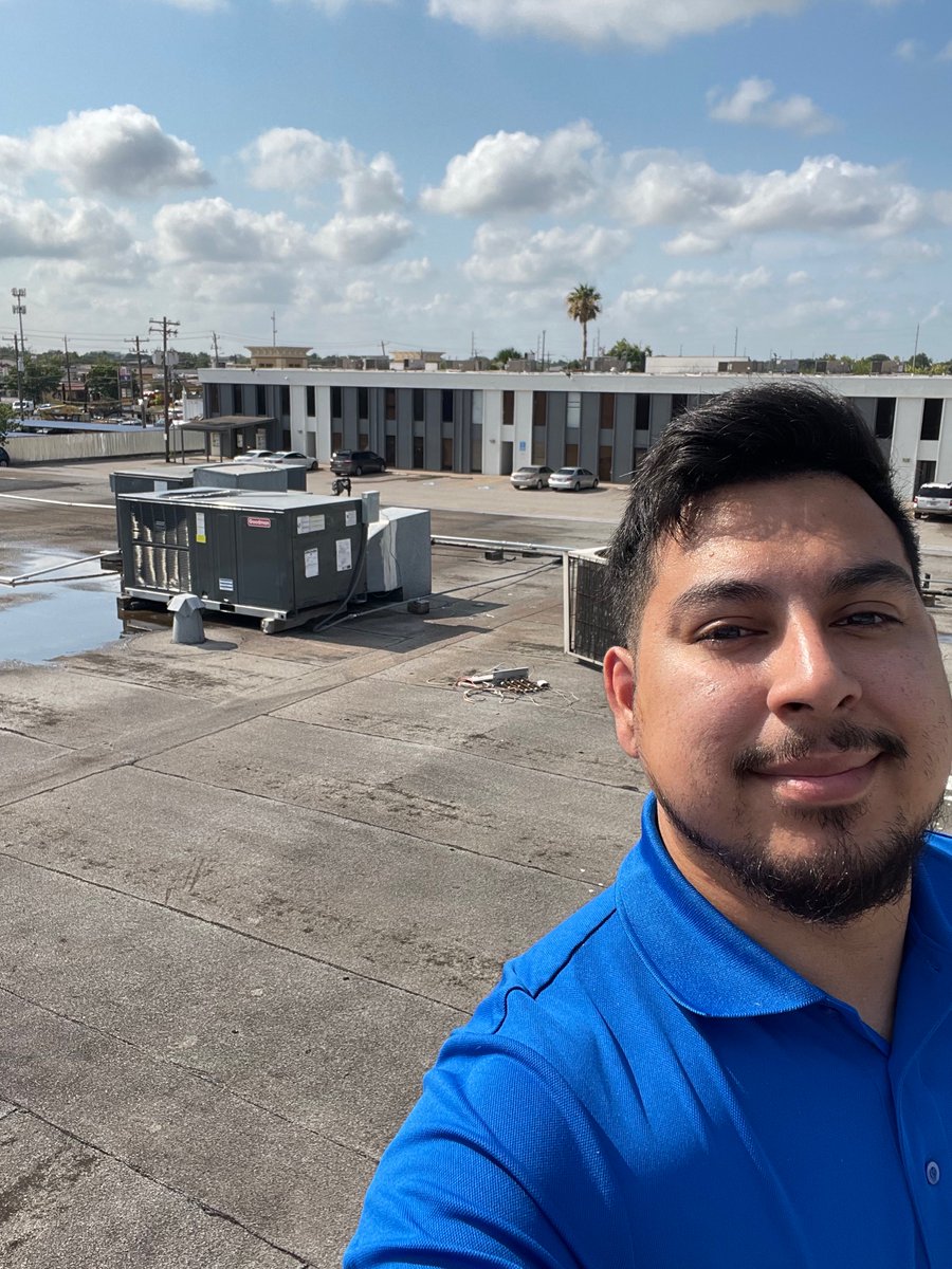 albert4texas's tweet photo. Another FREE #thehenryco roof walk for a customer looking to coat this 35,000 Sq ft roof! Great partnership with #thehomedepot continuing to drive PRO sales. Please reach out to me with any commercial roof coating needs! @AriannaJacks @DDGage24 @Sam10000days https://t.co/fMU1hptmjE